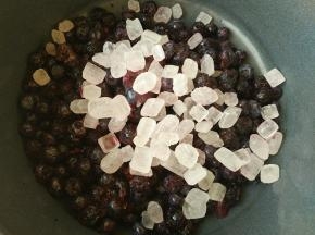 冰糖和蓝莓一起放入锅中