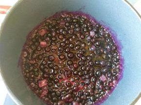 慢慢的冰糖会融化，蓝莓也会出很多汁