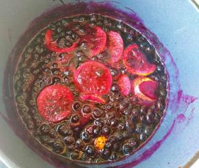 中小火继续熬煮