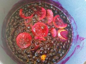 中小火继续熬煮