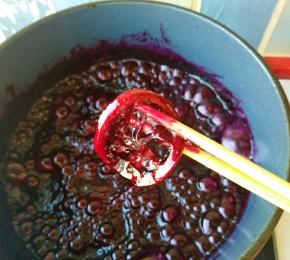 等到蓝莓酱粘稠时捞出柠檬片