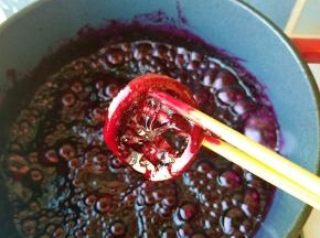 等到蓝莓酱粘稠时捞出柠檬片