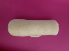 从上往下卷起来。