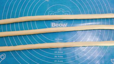 卷好的面团慢慢搓成70厘米的长条