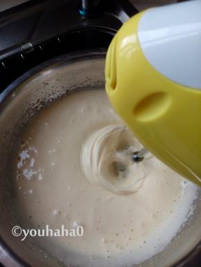 再用电动打蛋器打出细腻的纹路，而且纹路不会立马消失