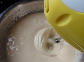 再用电动打蛋器打出细腻的纹路，而且纹路不会立马消失