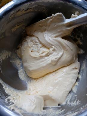 面粉过筛，倒入蛋盆中，用刮刀翻拌均匀