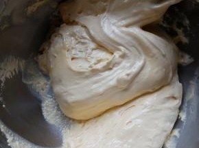 面粉过筛，倒入蛋盆中，用刮刀翻拌均匀