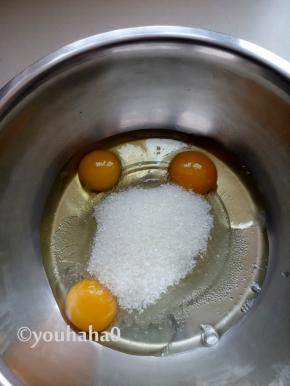 蛋黄加鸡蛋加细砂糖，先用蛋抽打散