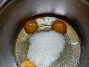 蛋黄加鸡蛋加细砂糖，先用蛋抽打散