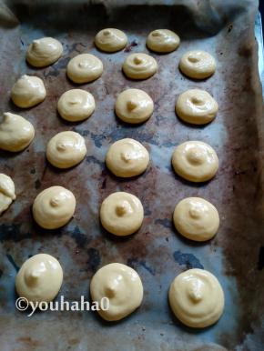 将面糊倒入裱花袋中，中号一个，烤盘铺油纸或油布，将裱花袋前面剪一小口，在烤盘上挤出想要的大小 ，面糊务必保持一定的间距