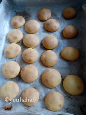 烘烤时不要离开烤箱，随时观察，若发现底边已变色，表面刚变色，立刻拿出，以免烤糊