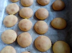 烘烤时不要离开烤箱，随时观察，若发现底边已变色，表面刚变色，立刻拿出，以免烤糊