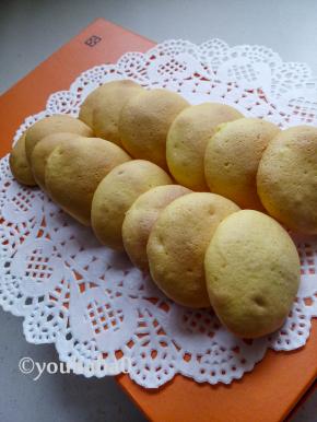 从烤箱取出后，饼干立刻用铲子铲下，否则会粘住；可根据自己的喜好，在中间夹上喜欢的馅料；夹一个蓝莓果酱，一个蜂蜜芥末酱