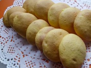 从烤箱取出后，饼干立刻用铲子铲下，否则会粘住；可根据自己的喜好，在中间夹上喜欢的馅料；夹一个蓝莓果酱，一个蜂蜜芥末酱