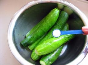 黄瓜洗净切掉两头，图中的勺子为2克，撒2勺盐