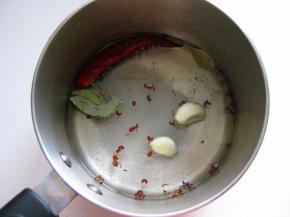 所有的调料除白酒外，全部倒入小锅里