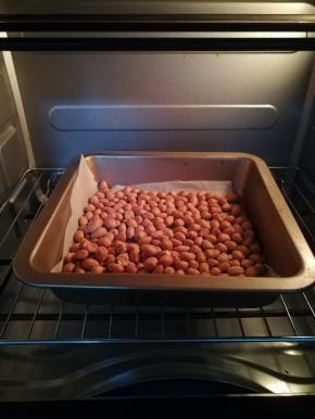花生米放入烤箱180℃，20分钟。