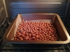 花生米放入烤箱180℃，20分钟。