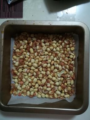 烤好的花生米去红皮。