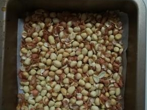 烤好的花生米去红皮。