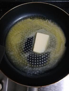 黄油放入不粘的平底锅中小火加热融化。