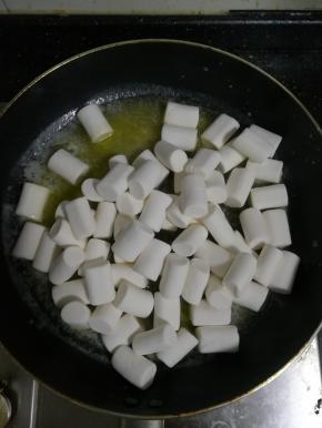 黄油融化后加入棉花糖翻炒。