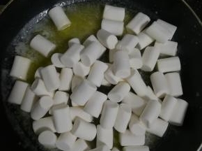 黄油融化后加入棉花糖翻炒。