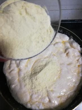 炒啊炒，炒到棉花糖融化之后，加入奶粉。