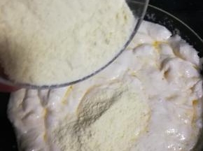 炒啊炒，炒到棉花糖融化之后，加入奶粉。