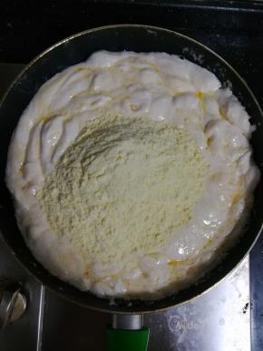 把奶粉和棉花糖翻炒均匀。