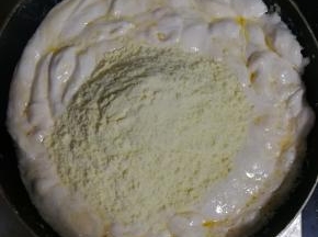 把奶粉和棉花糖翻炒均匀。