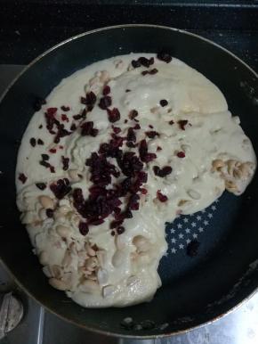 加入蔓越莓干，翻拌均匀。