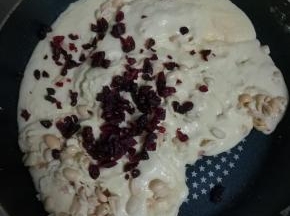 加入蔓越莓干，翻拌均匀。