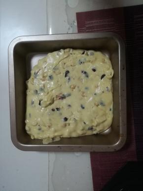 模具底部垫油纸。把牛轧糖材料放入。