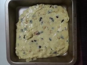 模具底部垫油纸。把牛轧糖材料放入。