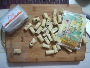 包上糯米纸和糖纸。