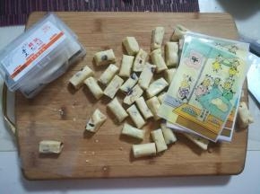 包上糯米纸和糖纸。