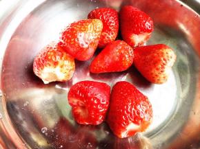 2．	将草莓蒂去掉，