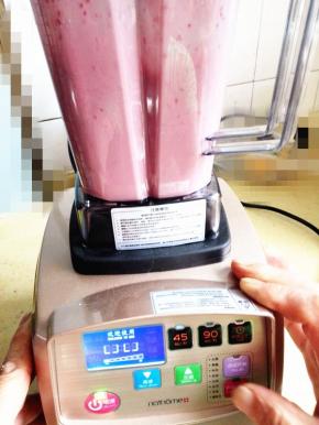 4．	启动破壁机，只要几下就可以了，