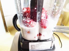 3．	将草莓和牛奶一起放入破壁机里，