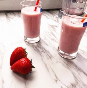 5．	草莓奶昔装入杯子，可以加入适量糖粉，口感会更好。