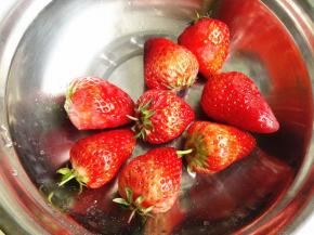 1．	草莓先用盐水泡15分钟左右，再用清水冲洗干净，