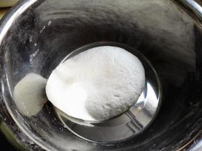 1.	面粉加凉水，和成面团，注意水要一点点加，揉好后面不粘手，不粘盆，盖上盖子醒发30分钟左右，