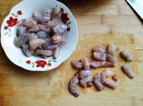 3.	虾仁切成适当太小，备用，