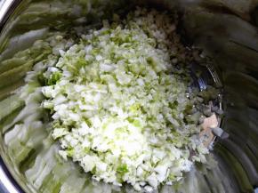 4.	白菜洗净，切成小碎块，