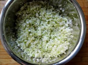 5.	放入6克左右的盐，目的把白菜的水分挤出来，去掉白菜的涩味，也为了使饺子馅不会太稀，