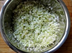 5.	放入6克左右的盐，目的把白菜的水分挤出来，去掉白菜的涩味，也为了使饺子馅不会太稀，