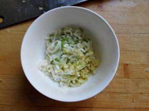 6.	葱和姜切碎，