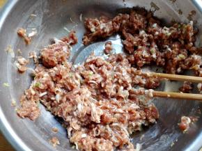 8.	再加入20克油，拌匀，